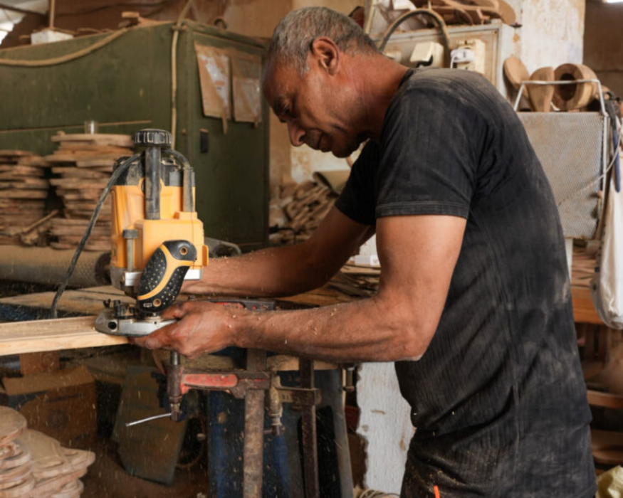 Artisan façonnant le bois d’olivier dans l’atelier