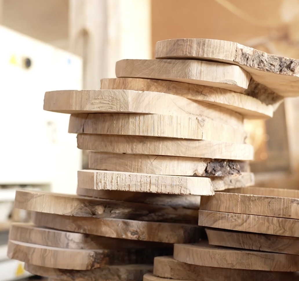 Planches rondes en bois d'olivier empilées, propriétés du bois d'olivier