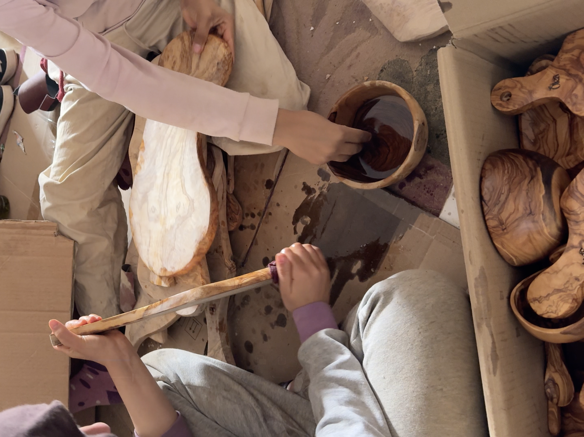 Ponçage à la main d'ustensiles en bois d'olivier à l'atelier
