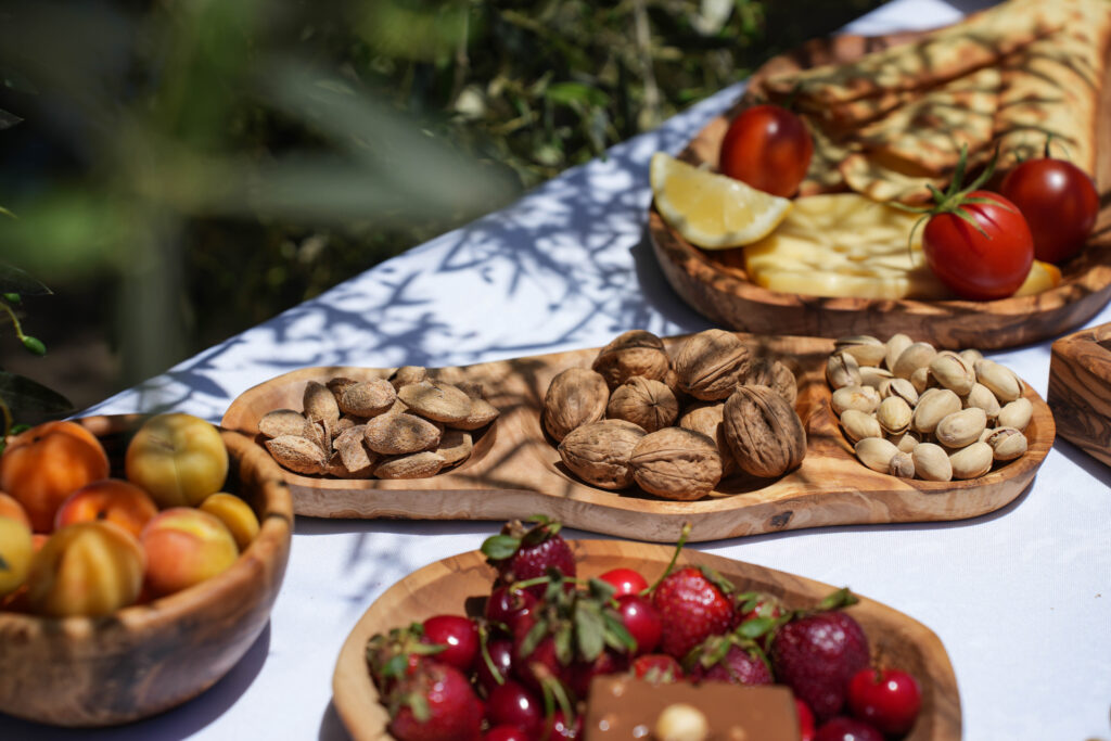 Table dressée avec des planches et plateaux en bois d’olivier