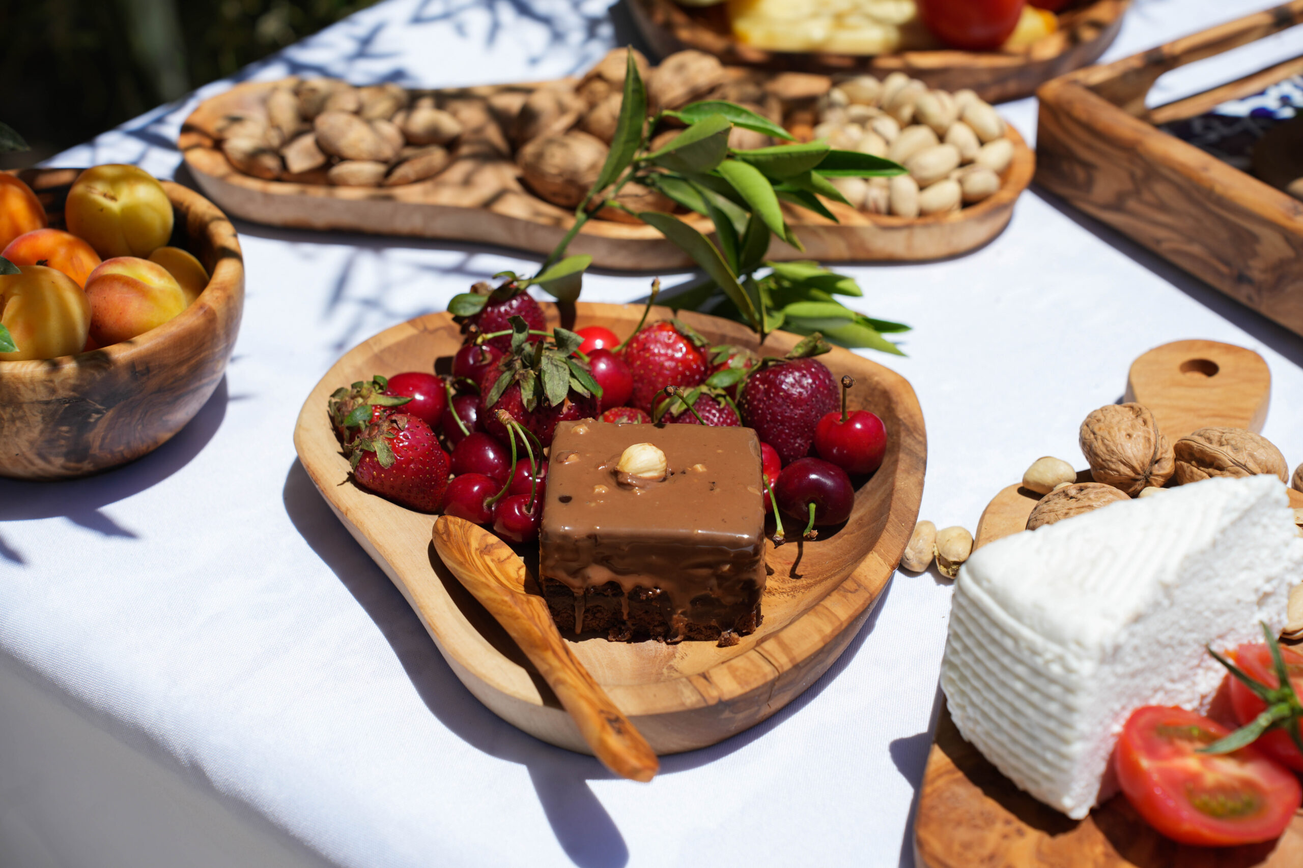 Table dressée avec des planches et plateaux en bois d’olivier