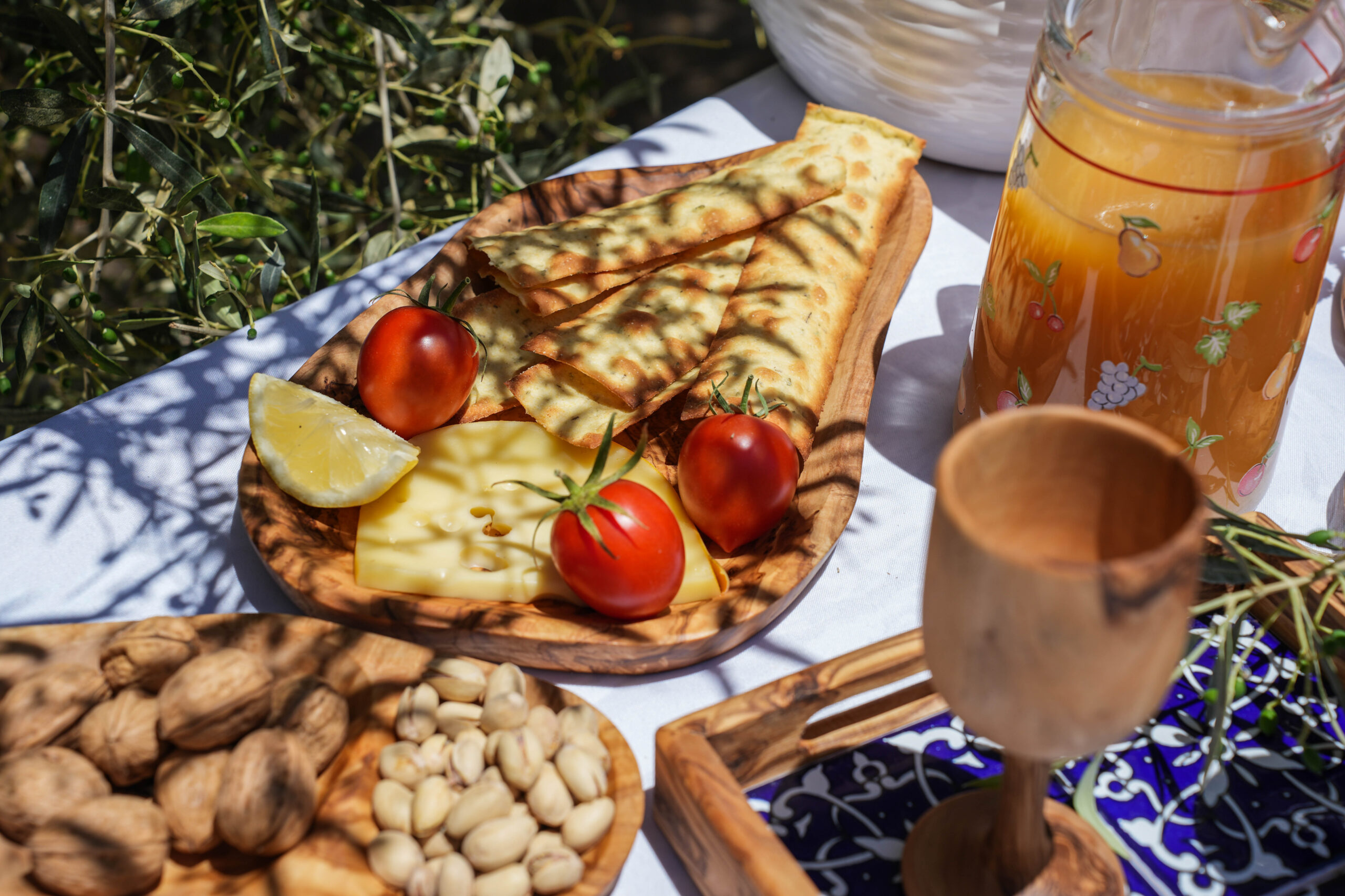 Table dressée avec des planches et plateaux en bois d’olivier