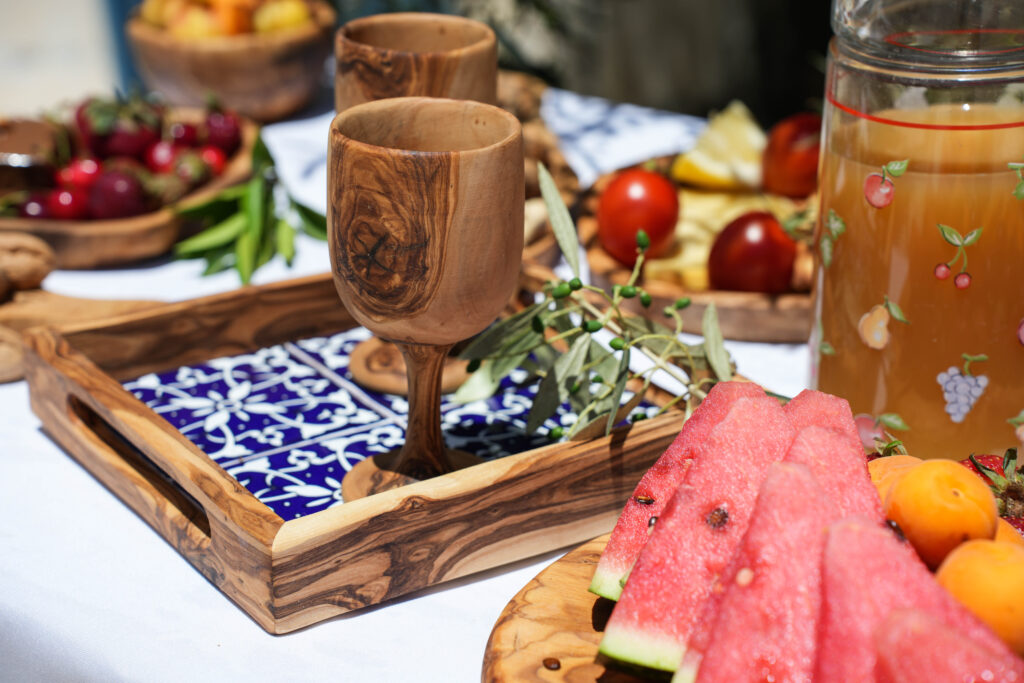 Table dressée avec des planches et plateaux en bois d’olivier
