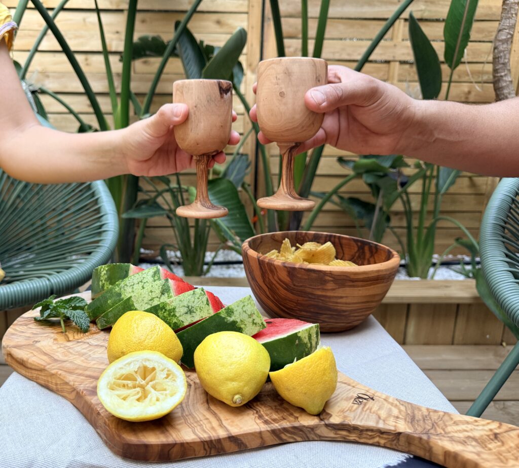 Table dressée avec des plateaux en bois d’olivier et des citrons