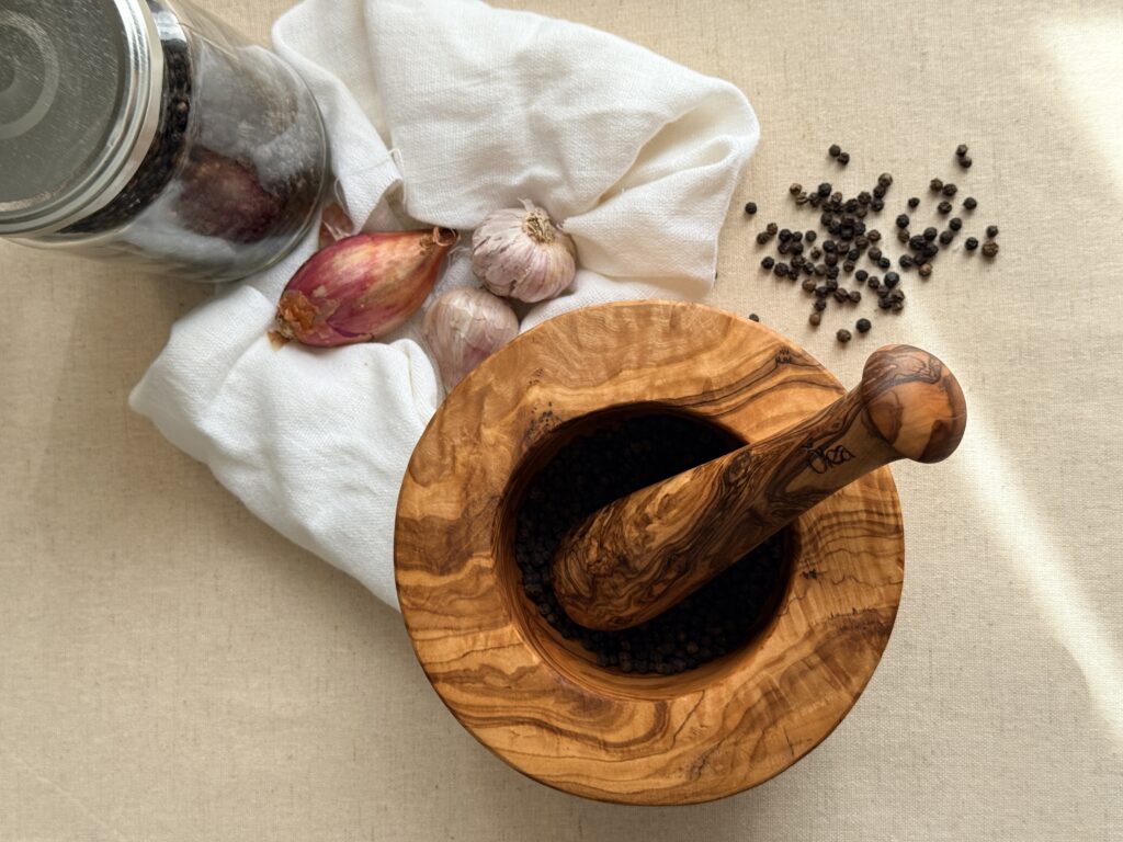 Mortier en bois d’olivier et épices entières