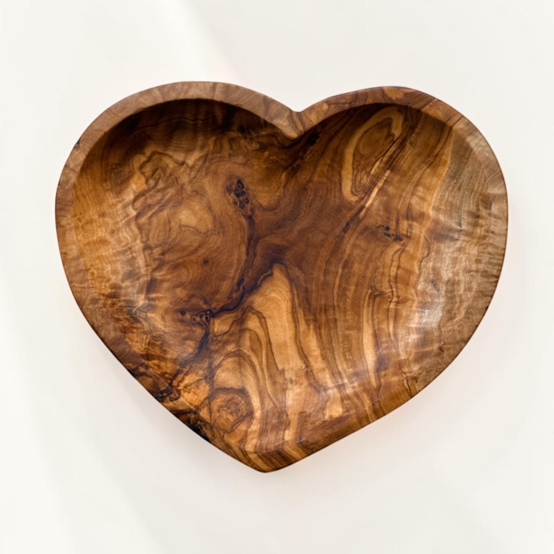 Assiette en bois d’olivier en forme de coeur