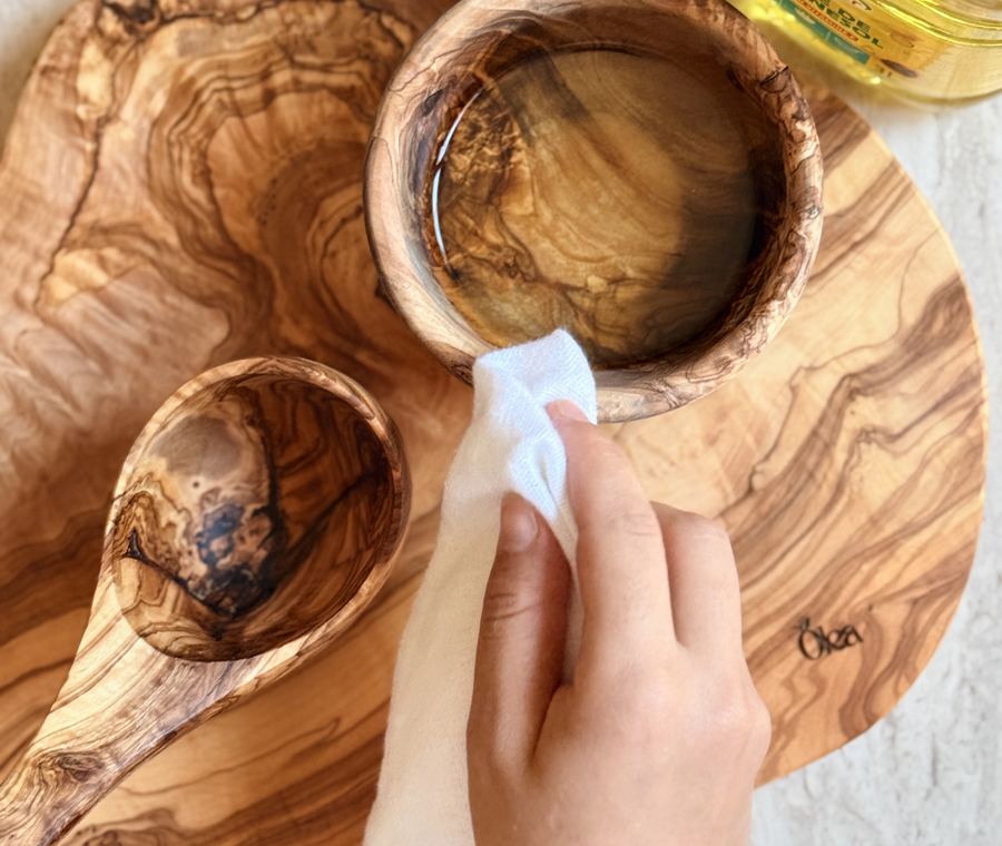 Huiler un bol et une cuillère pour entretenir le bois d'olivier